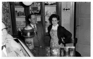 thekefriedrichhelga Friedrich und Helga an der Theke